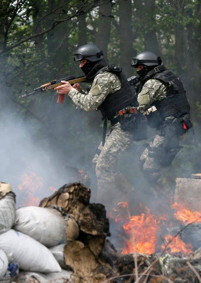 2014년 4월 우크라이나 보안군 소속 병사들이 우크라이나 동부 슬라뱐스크 인근 친러 무장시위대가 설치했던 불법 검문소를 점거한 뒤 수색작전을 펼치고 있다. 연합뉴스