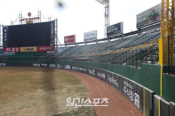더 높아진 2022년 사직구장의 외야 펜스. 롯데 제공
