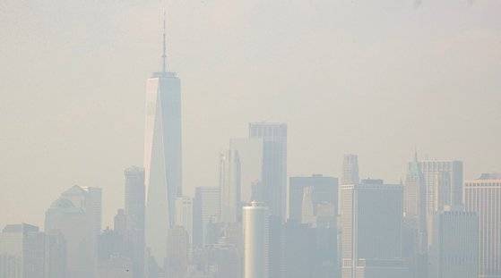 지난해 7월 21일(현지 시각) 미국 뉴욕 맨해튼의 모습. 미국 서부의 대규모 산불로 인해 동쪽으로 수천㎞ 떨어진 뉴욕시의 대기질도 세계 최악 수준으로 나빠졌다. [로이터=연합뉴스]