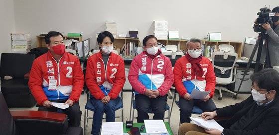 정우택 국민의힘 충북 총괄선대위원장 등은 8일 충북도청에서 A의원 투표 참관인 선정 의혹을 제기하고 있다. 최종권 기자