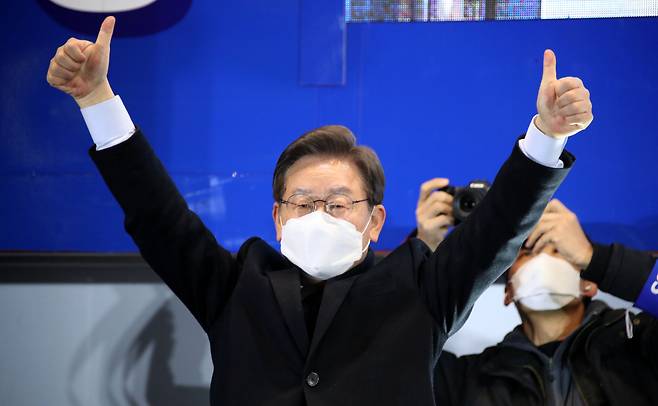 이재명 더불어민주당 대선 후보가 지난 6일 저녁 서울 용산구 용산역 광장에서 열린 유세에서 지지자들의 환호에 손 들어 인사하고 있다. [국회사진기자단]