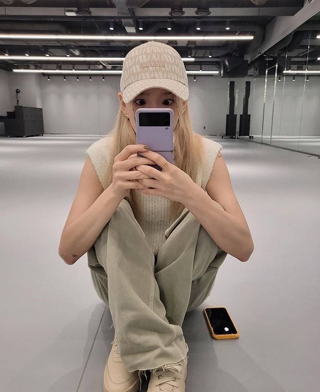 삼성전자 폴더블폰 '갤럭시Z 플립3'으로 찍은 태연의 셀카 [태연 인스타그램]