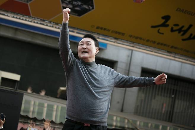 윤석열 국민의힘 대선후보가 제20대 대통령 선거를 하루 앞둔 8일 오후 대구 중구 서문시장에서 열린 '공정이 승리합니다' 유세에서 '어퍼컷 세리머니'를 하며 지지를 호소하고 있다.&nbsp; &nbsp; 뉴스1