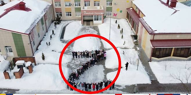 러시아 카잔의 한 호스피스 병동 마당에 등장한 거대한 ‘Z’ 표식