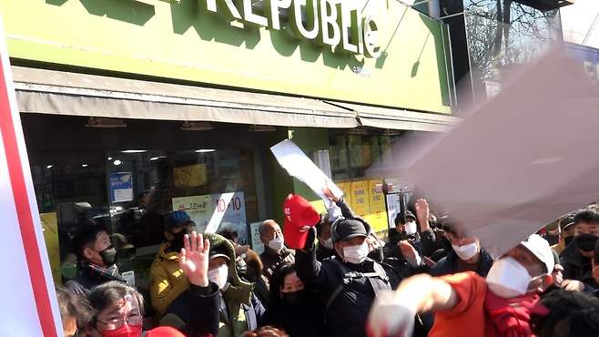 2월24일 윤석열 국민의힘 대선 후보 유세 현장에서 윤 후보의 지지자가 반대 시위에 나선 학생들이 들고 있던 판넬을 부쉈다. ⓒ시사IN 최한솔