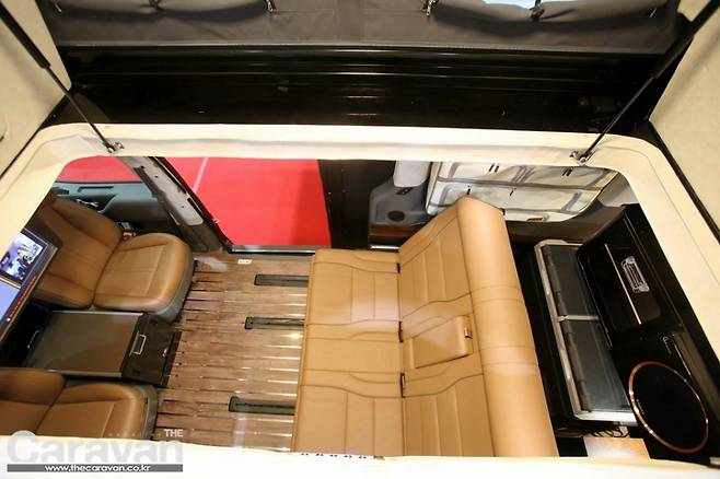 시트 변환을 통해 실내에서도 충분히 캠핑을 즐길 수 있고 취침 공간으로 활용 가능하다