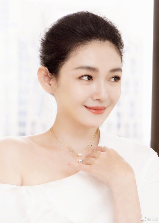 There is growing interest in the Taiwan actor Seo Hee-won (Shishiyuan), who announced Koo Jun Yup and marriage.Seo Hee-won, who was born in 1976 and turned 46 years old, made his debut as a singer in 1994. Until 2001, he worked as a group called ASOS with his youngest brother Seo Hee-jae.Since then, he has taken his first step as an actor in the Taiwan edition of Yoo Sung Hwa Won, which is a man over flowers in 2001. He has shown dramas such as Millennium Yuhon 2003 and Girl Office .In particular, in Korea, he also made his face known through the movie Kum Woo Kang Ho (director Oh Woo-sam), which he had been breathing with Jung Woo-sung, including Boys Over Flowers.In Man over Flowers, she was loved by the heroine Sanchai Station (Geum Jandi in the Korean version), and in Kumwoo Gangho, she played the role of Ok and showed her seduction of Jung Woo-sung, who played Jiang in the play.In addition, Koo Jun Yup has been interested in China as well as in Korea as it is known that he confessed that he was a former lover of Seo Hee Won in Las.At that time, Koo Jun Yup said that he first met at the concert hall of Taiwans singer So Hye-ryun in 2000.He had a son and daughter under the name of Wang Xiaopei (Wang Sobi), who was called Beijing Business F4 in 2010, and he had a son and daughter since 2012, and he has been working as an actor and acting as a CF model.Wang Xiaopei is said to have worsened between the couple by making remarks about Taiwan over the penetration rate of Corona 19 vaccine.Wang Xiaopei told his Weibo in June last year, The family in Taiwan has not been vaccinated with the Corona 19 vaccine. It is really shameful and vulgar.This is the difference between China and Taiwan, he said. China mainland stores are experiencing difficulties with business flourishing.If you come to China, you will be able to double your salary. Koo Jun Yup said on his Instagram on the morning of the 8th, I am going to continue my love with the woman I loved 20 years ago. I heard about her divorce and contacted her number 20 years ago.Fortunately, the number was the same, so we could be connected again. I can not waste much time already, so I suggested marriage, and she accepted it and decided to live together, he said. I am my late marriage, so I ask for your support and blessing.I am grateful, he added.Seo Hee-won also posted on his Instagram that he cherishes the rest of my happiness, and thank you for everything that has made me take a step forward so far.Photo: Seo Hee-won Instagram , Seo Hee-won Weibo