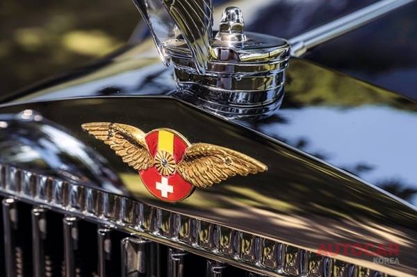 히스파노-수이자 배지를 위해 스페인 국기와 스위스 국기가 결합되었다