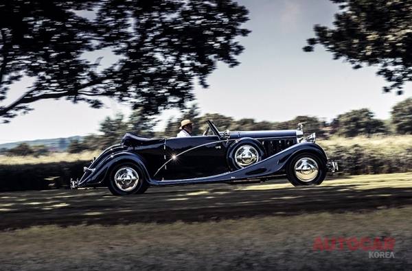 J12의 압도적인 모습에서 긴 보닛은 일부일 뿐이다