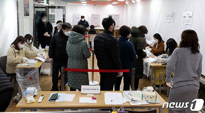 제20대 대통령선거 투표일인 9일 오전 서울 성북구 성북아동청소년센터에 마련된 투표소를 찾은 시민들이 투표를 하기 위해 이른 아침부터 줄지어 기다리고 있다. 2022.3.9/뉴스1 © News1 박지혜 기자