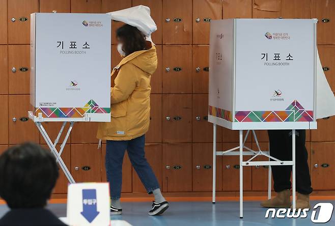 제20대 대통령 선거 투표일인 9일 오전 서울 용산구 한남동 주민센터에 마련된 투표소에서 시민들이 투표를 하고 있다. 2022.3.9/뉴스1 © News1 임세영 기자