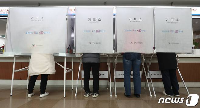 제20대 대통령선거일인 9일 오후 대구 남구청 민원실에 마련된 봉덕1동 제3투표소에서 유권자들이 기표하고 있다. 2022.3.9/뉴스1 © News1 공정식 기자
