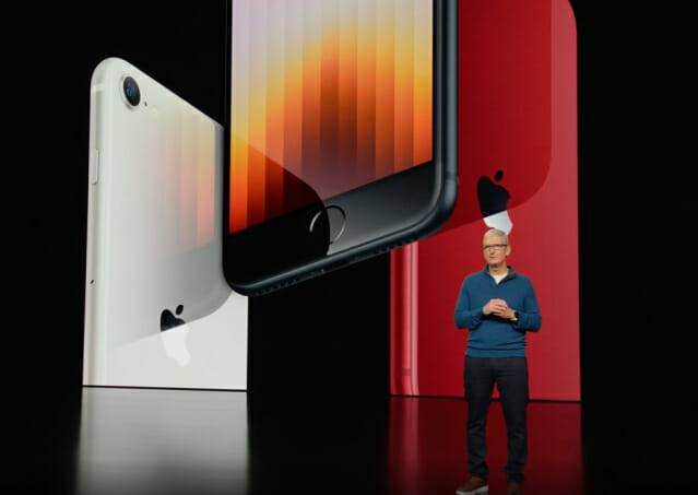 팀 쿡 애플 최고경영자(CEO)가 9일 애플 이벤트에서 5G 지원 아이폰SE를 소개하고 있다.(사진=애플 이벤트 갈무리)