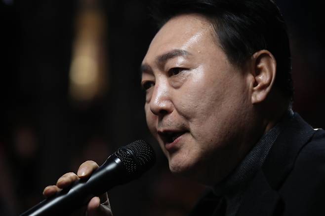 윤석열 국민의힘 대선후보가 8일 서울 강남역 인근에서 지지를 호소하고 있다. [연합]