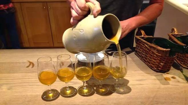 도자기 용기인 피처로 람빅을 서빙하는 모습. 람빅은 상상 이상으로 유구한 역사를 자랑하는 자연발효 맥주다.