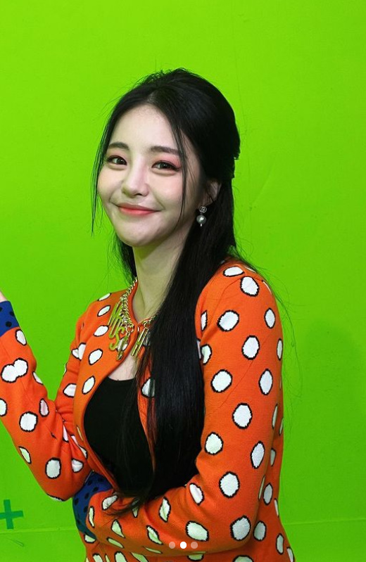 Group Brave Girls member Yu-Jeong flaunted her watery beauty ahead of her comeback.Yu-Jeong posted several photos on his instagram on the 10th with an article entitled Let me say thank yall.Yu-Jeong in the photo emphasizes the distinctive features with dark makeup. It is an orange color makeup and costume, and it has attracted attention by radiating the charm of vitamins.Brave Girls, which Yu-Jeong belongs to, will release their sixth mini album THANK YOU on the 14th.