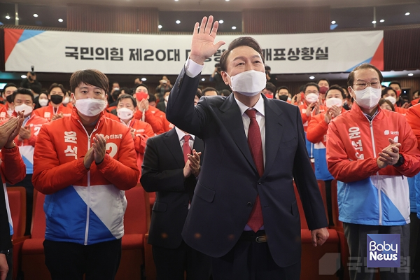 윤석열 대통령 당선인은 "아이돌봄서비스 강화해 아이를 국가가 함께 키우겠다"고 약속했다. ⓒ국민의힘