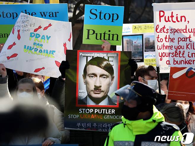 국내 체류 중인 우크라이나인들이 지난 2월27일 서울 중구 러시아대사관 앞에서 러시아의 우크라이나 침공을 규탄하고 있다. 2022.2.27/뉴스1 © News1 박지혜 기자