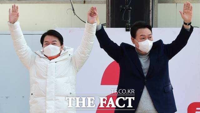 '단일화 효과'는 윤석열 당선자와 이재명 더불어민주당 후보 모두에게 별다른 영향을 주지 않았다는 분석이 나온다. 사진은 윤 당선자와 안철수 전 국민의당 대선 후보가 7일 오전 경기도 하남시 스타필드하남 앞 광장에서 합동 유세에 나선 모습. /국회사진취재단