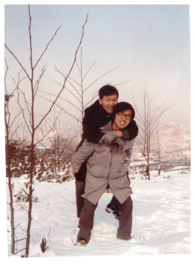윤석열 당선인의 충암고 시절. 등에 업힌 이가 윤 당선인이다. /국민의힘 선대본부 제공