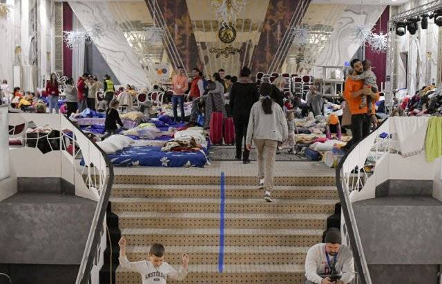 우크라이나 국경에서 가까운 루마니아 수체아바 지역의 한 4성 호텔은 지난주부터 결혼식 등의 행사가 열리던 연회장의 모든 예약을 취소하고 이곳을 우크라이나 피란민들에게 쉼터로 제공하고 있다. 수체아바=AP 뉴시스