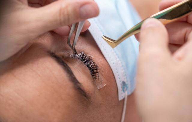속눈썹 연장 및 펌은 심각한 부작용을 유발할 수 있어 주의해야 한다./사진=클립아트 코리아