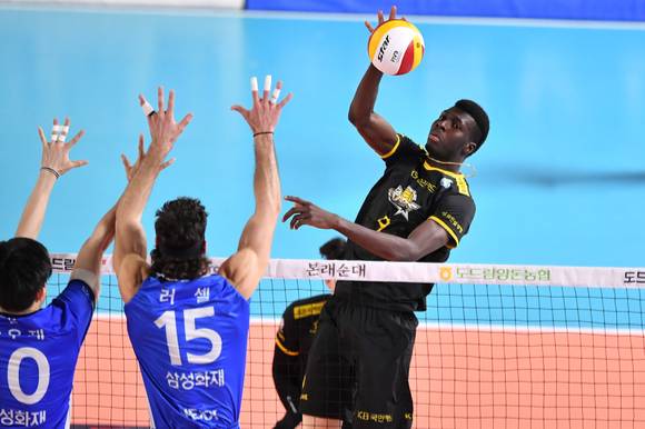 KB손해보험 케이타가 지난 8일 열린 삼성화재전이 끝난 뒤 인터뷰를 하는 자리에 여자프로농구 KB스타즈 유니폼을 입고 있다. [사진=한국배구연맹(KOVO)]