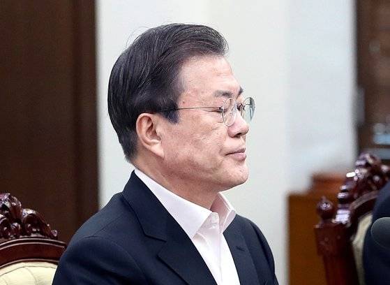 조국 전 법무장관이 사의를 표명한 2019년 10월 14일 오후 문재인 대통령이 청와대에서 열린 수석·보좌관 회의에 참석해 어두운 표정을 짓고 있다. 연합뉴스