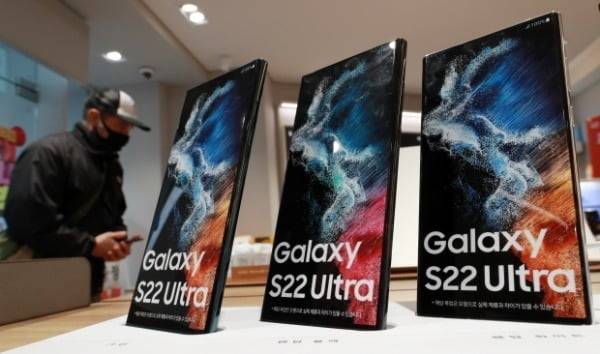 한 KT 대리점에서 갤럭시S22 판매 광고가 부착돼 있다. 사진=연합뉴스