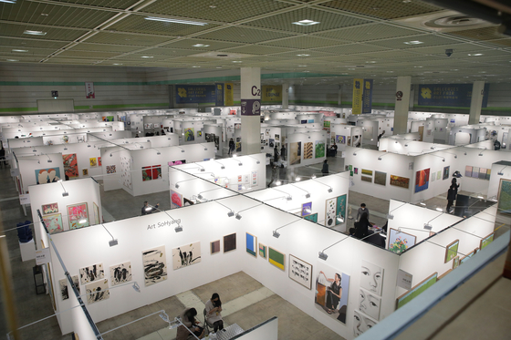 A view of the 2021 edition of the Galleries Art Fair. The 2022 edition of the oldest art fair of Korea will kick off next Wednesday at Setec convention center in Gangnam, southern Seoul.  [THE GALLERIES ASSOCIATION OF KOREA]
