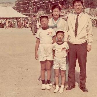 윤석열 당선인 어린시절. 초등학교 때 부모, 여동생과 함께 촬영한 사진. / 사진 = 연합뉴스