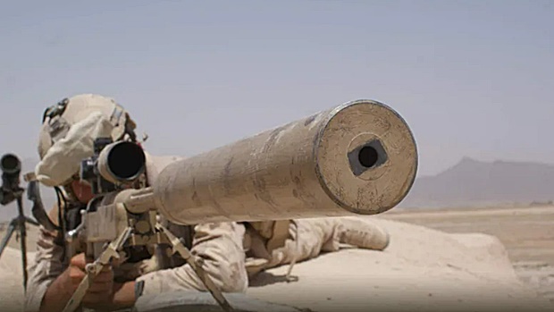 캐나다군 저격수였던 왈리가 2009년 아프가니스탄 칸다하르에서 소총을 겨누고 있는 모습.