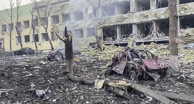 우크라이나 측은 마리우폴에 대한 러시아군의 포격이 끊이지 않고 있다고 전했다. 볼로디미르 젤렌스키 우크라이나 대통령은 이날 성명에서 마리우폴 어린이 병원이 러시아군의 폭격을 받았다고 발표했다.(사진=AP 연합뉴스)
