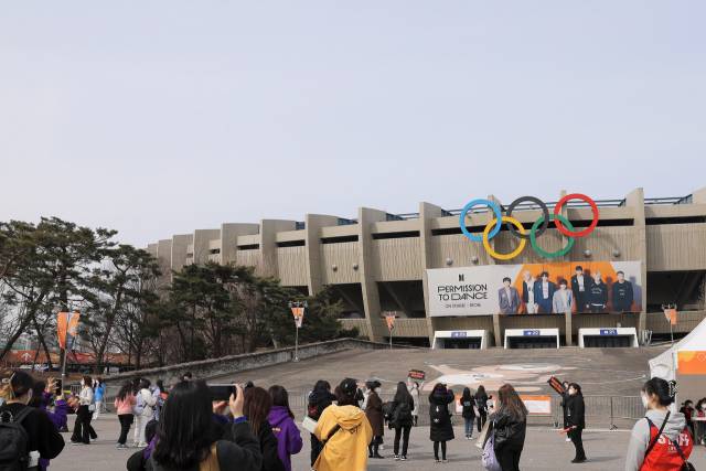 10일 서울 잠실종합운동장 주경기장에서 열린 방탄소년단 콘서트 'BTS PERMISSION TO DANCE ON STAGE - SEOUL'에 팬들이 모이고 있다. / 사진=빅히트 뮤직 제공