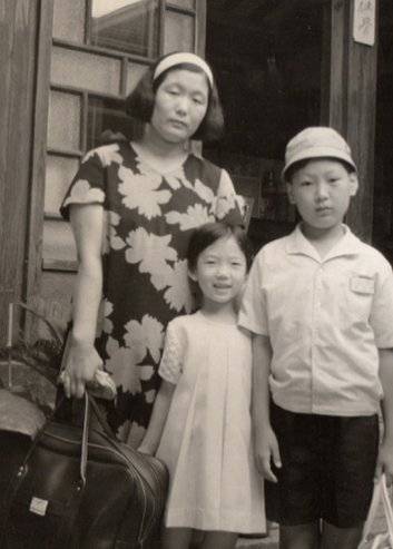 윤석열 당선인 어린시절 사진은 초등학교 때 어머니, 여동생과 함께 촬영한 모습. [윤석열 당선인 측 제공. 재판매 및 DB금지]