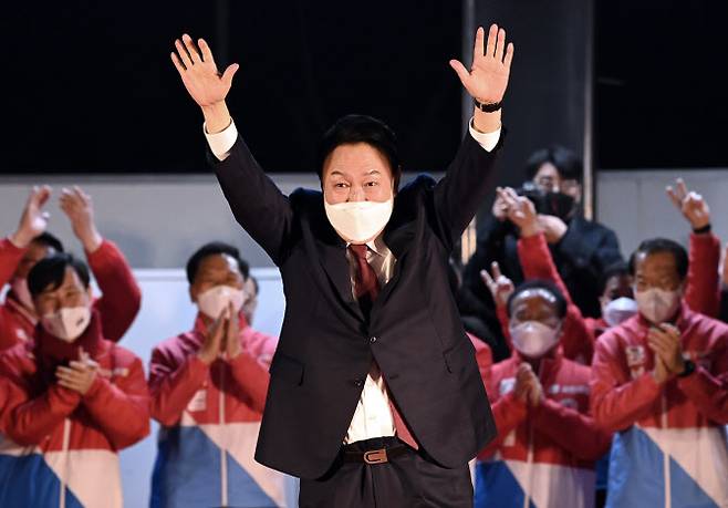 윤석열 대통령 당선인이 10일 새벽 서울 여의도 국민의힘 당사에서 지지자들에게 인사하고 있다. 2022.3.10 (사진=연합뉴스)