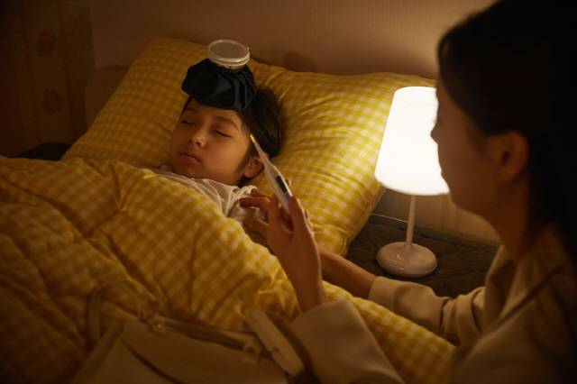 아이가 38°C 이상 고열이 날 때는 해열진통제를 먹여야 한다.  /게티이미지뱅크