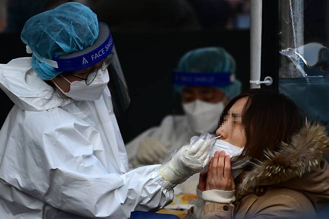 서울 중구 서울역 선별검사소에 한 시민이 코로나19 신속항원검사를 받고 있다. 박해묵 기자