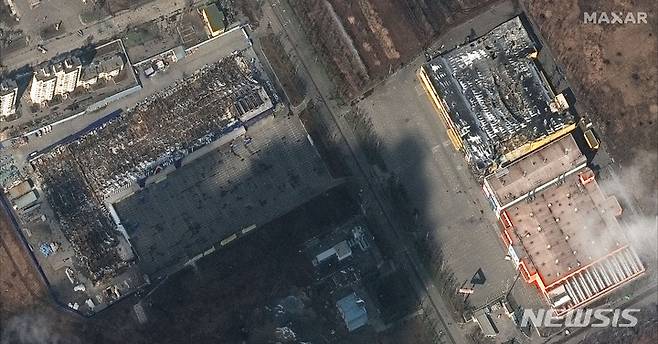 [마리우폴=AP/뉴시스] 막사 테크노롤지가 제공한 위성 사진에 9일(현지시간) 우크라이나 마리우폴에 있는 쇼핑몰과 식품점들이 심하게 파손돼 있다. 2022.03.10.