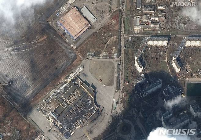 [마리우폴=AP/뉴시스] 막사 테크노롤지가 제공한 위성 사진에 9일(현지시간) 우크라이나 마리우폴에 있는 쇼핑몰과 기타 상점들이 심하게 파손돼 있다. 2022.03.10.