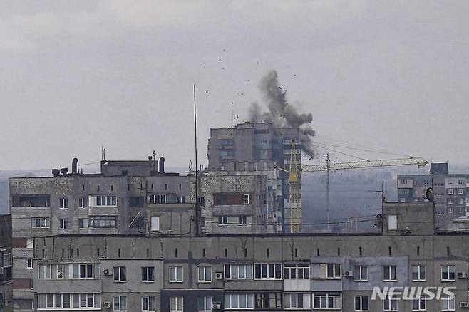 [마리우폴=AP/뉴시스] 10일(현지시간) 우크라이나 마리우폴 주택가에서 러시아군의 포격으로 폭발이 일어나고 있다. 미 국방부 관계자는 "러시아군이 전세를 뒤집기 위해 장거리 포격을 늘리고 있다"라고 전했다. 2022.03.11.