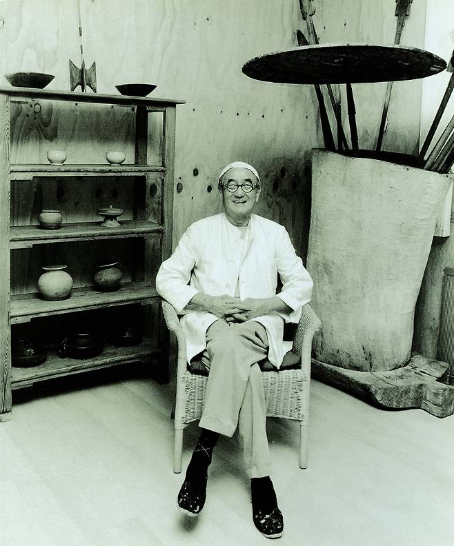 이대원이 파주 작업실에 앉아있는 사진.