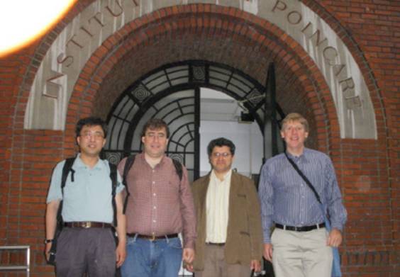 2007년 프랑스 파리 앙리 푸앵 카레 연구소에서 찍은 사진. 가장 왼쪽이 강현배 인하대 수학과 교수이고, 맨 오른쪽이&nbsp;60년 난제를 함께 푼 밀턴 교수. 강현배 제공