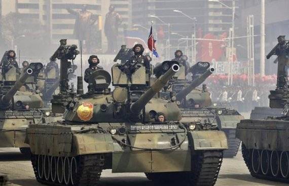 차륜이 6륜식인 북한군 전차 선군호. 포방패 부분엔 BDD를 장착해온 다른 북한 전차와 다르게 전면에 반응장갑반응 장갑과 레이저 거리 측정기와 후면에는 탄도컴퓨터와 연동되는 측풍감지기를 단것으로 추정된다. 대공기관총은 구소련 T-62와 달리 대전차나 대헬기 대응책으로 14.5mm KPV 대공기관총과 달은 것으로 보고 있다. 또 도심 시가전과 헬기 대응 및 대전차 미사일에 대한 방호력 향상을 위해 북한의 대전차 미사일인 불새 계열 미사일 또는 포탑위에 화승총 지대공 미사일도 탑재되어 있다. 기존 115mm 구경 포를 탑재한 다른 북한 전차와는 다르게 125mm 구경으로 늘어난 것으로 추정되어 이전에 비해 성능이 향상 된 것으로 보인다. 북한군 전차는 모두 4200대에 달한다. 우리 군의 2400여대에 비해 훨씬 많다. 하지만 북한군엔 구형 전차가 많고 우리 군의 전차 성능보다 전반적으로 떨어져 그 위협 수준은 시간이 흐를수록 떨어지는 것으로 평가돼왔다. 하지만 북한은 2005년 이후 지난해까지 7년간 선군호, 폭풍호 등 신형 전차 900여대를 실전배치, 노후한 T-55, T-62 전차들을 교체했다. 북한군이 경제난 때문에 이른바 비대칭 전력 증강에만 주력하는 쪽으로 군사력 건설 방향을 잡았다는 일각의 분석과 차이가 있다. 북한이 전차 전력 증강에 많은 노력을 기울이고 있다는 사실이 지난 수년간 북한군 열병식에서 등장한 신형 전차들을 통해 확인되고 있다. 사진=조선중앙통신 캡처