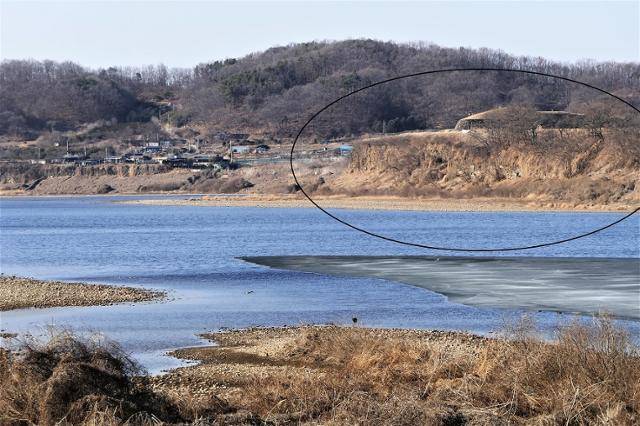 임진강 고랑포의 현무암 적벽 위에 자리한 호로고루성(타원 표시 부분)