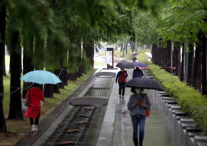 우산을 쓴 시민들이 산책하고 있다. [연합]