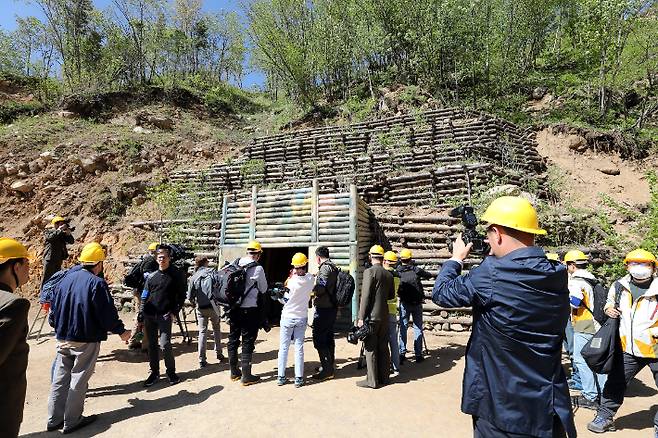 북한이 함경북도 길주군에 있는 풍계리 핵실험장에서 폭파했던 갱도 중 일부를 복구하는 움직임이 포착된 것으로 알려졌다. 지난 2018년 풍계리 4번 갱도 폭파 전 국제기자단 취재 모습. 연합뉴스
