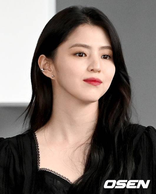 [OSEN=부산, 김성락 기자] 8일 오후 부산 영화의전당 야외극장에서 제26회 부산국제영화제 초청된 영화 ‘마이네임’ 무대인사가 진행됐다.배우 한소희가 행사에 참가하고 있다. 2021.10.08 /ksl0919@osen.co.kr