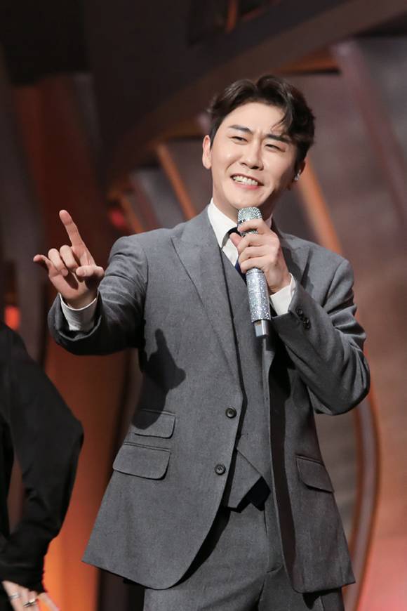 가수 영탁이 2021년 10월21일 서울 마포구 상암 MBC 공개홀에서 열린 '서울드라마어워즈 2021' 시상식에서 축하공연을 하고 있다.ⓒ서울드라마어워즈조직위원회 제공
