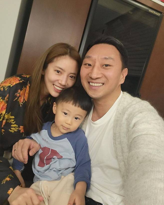 Singer Son Dam-bi, former speed skating national team Lee Kyou-hyuk, reveals friendly photos ahead of marriage, drawing Eye-catching.Son Dam-bi took a picture with his husband Lee Kyou-hyuk on his 12th SNS with a cute child in the middle.With the feeling of family photos, the curiosity of the ear is the nephew of Son Dam-bi.Son Dam-bi and Lee Kyou-hyuk showed off their pre-married couples chemistris, showing off a smile that already resembled Marriage from two months ahead.Son Dam-bi leaves a loving message to his nephews, saying, Thank you for your aunt, Welcome to My House, Queen Rain, Congratulations on Kyuhyuk marriage!And the celebration card made by my nephew carefully took a picture and revealed the happiness.Son Dam-bi and Lee Kyou-hyuk started their public devotion last December and are set to marriage in May.The two men are launching a full-scale rup stargram ahead of the marriage ceremony and are releasing the daily life of the pre-married couple.